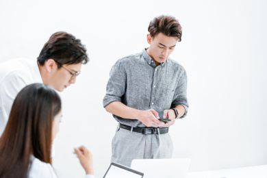 三个着职业装在办公室工作的年轻职员