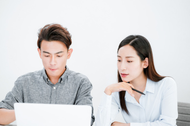 两个着职业装在办公室工作的年轻职员