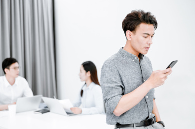 三个着职业装在办公室工作的年轻职员