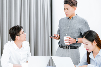 三个着职业装在办公室工作的年轻职员