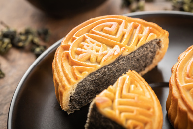 黑色陶瓷盘中的中秋节小吃月饼