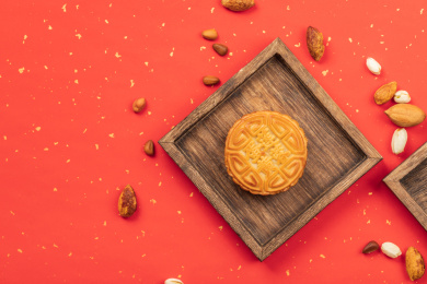 红色背景上的中秋节传统小吃月饼