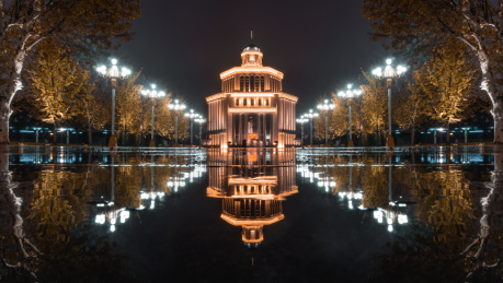 中国湖北省武汉市江岸区汉口江滩横渡长江博物馆夜景