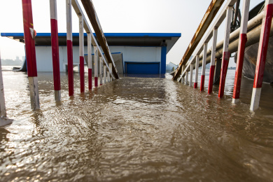 室外河道洪水灾害已经把房屋淹没特写