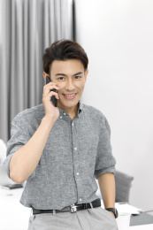 手持手机的亚裔男子接听电话
