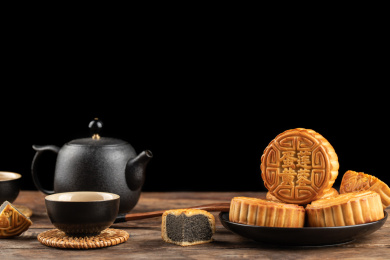 黑色背景上的中秋节小吃月饼