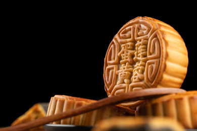 黑色背景上的中秋节小吃月饼