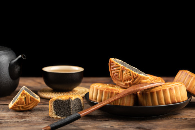 黑色背景上的中秋节小吃月饼