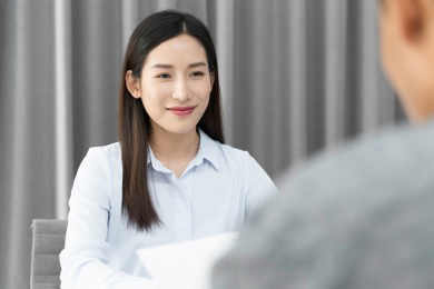 会议室内讨论工作的年轻女职员