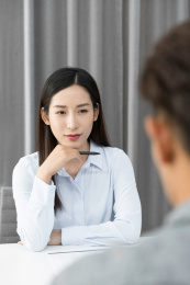 一名年轻女职员认真讨论会议内容