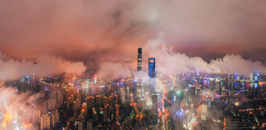 航拍雨后夜晚的上海陆家嘴金融区摩天大楼城市建筑景观