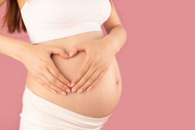 亚洲中国孕妇在单色背景前的特写