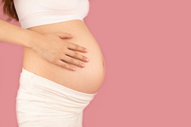 亚洲中国孕妇在单色背景前的特写