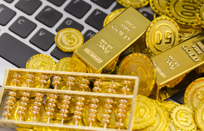 笔记本电脑黄金背景网络经济概念特写