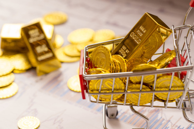 黄金金币与经济数据报表背景金融类静物特写