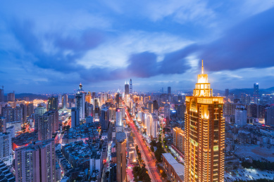 中国深圳罗湖深南东路的入夜时分的都市风光