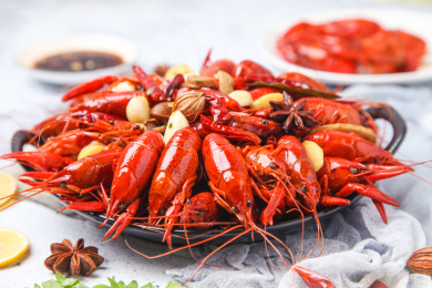 白底上的卤小龙虾