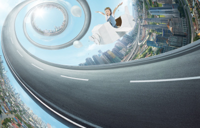 小女孩坐在纸飞机飞过抽象的扭曲城市地平线与转动的高速公路。