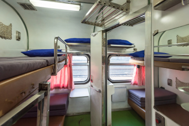 泰国火车卧铺车厢室内景观