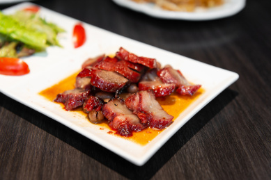 黑色餐桌上的一盘港式秘制叉烧