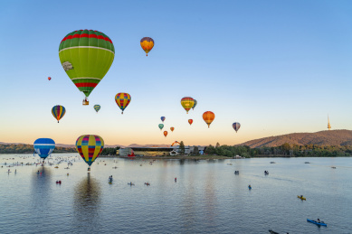 堪培拉格里芬湖面上的热气球