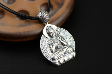 黑色背景上的纯银大势至菩萨像吊坠项链