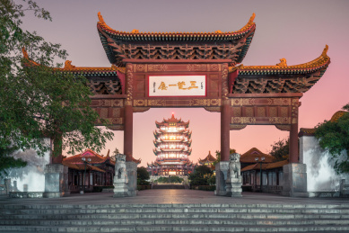 中国武汉黄鹤楼景区牌坊及黄鹤楼正面夜景