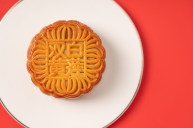 红色背景中的中秋节美食月饼