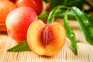 切开的黄心油桃果肉特写