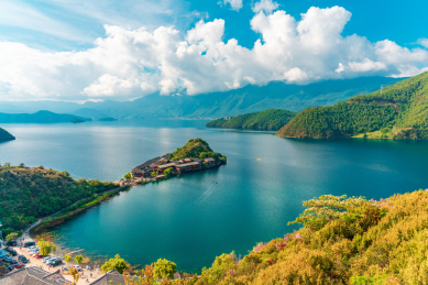 云南著名景点泸沽湖晴天自然风光