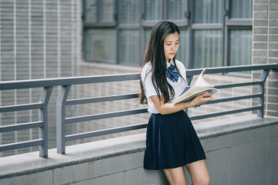 可爱活泼的校园风少女人像