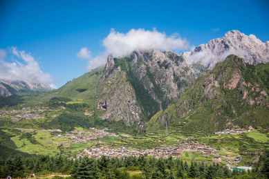中国甘肃南部的扎尕那村庄