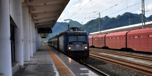 南方小城的火车车站与火车