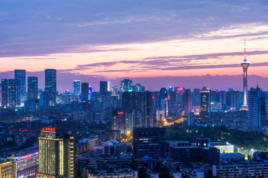 成都城市天际线夜景，背景是被称作“蜀山皇后”的四姑娘山幺妹峰剪影