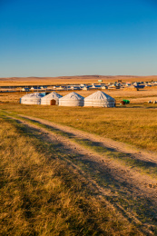 秋日傍晚时分的呼伦贝尔草原蒙古包
