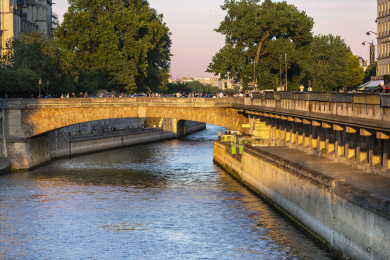 黄昏的阳光映照着塞纳河上通往巴黎圣母院的桥