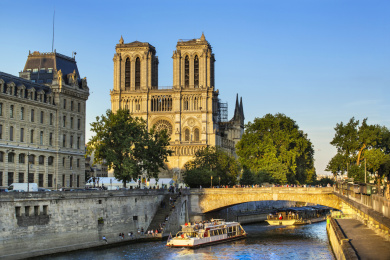 塞纳河畔黄昏的阳光映照着火灾后正在维修的巴黎圣母院