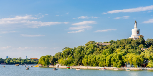 中国北京北海公园白塔和游船