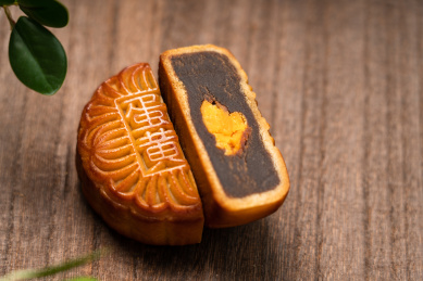 切开的 中国中秋节传统美食——月饼