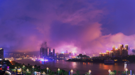 重庆市渝中区朝天门雨夜烟雨浓云下的夜景