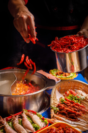 暗色调厨师制作麻辣火锅涮串