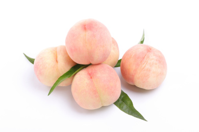 白色背景上的新鲜水果水蜜桃