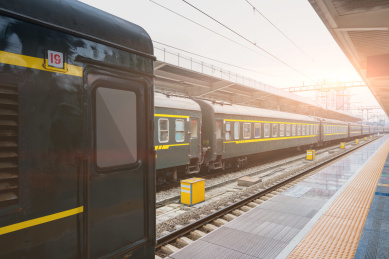 高铁动车站站台一辆绿色传统火车