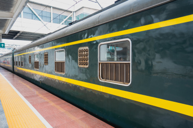 高铁动车站站台一辆绿色传统火车