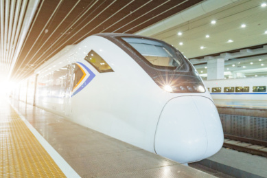 高铁动车站站台一辆和谐号白色列车的车头