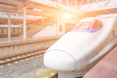 高铁动车站站台一辆和谐号白色列车的车头