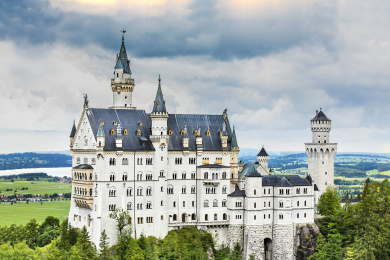 绿色森林中的德国巴伐利亚州新天鹅堡