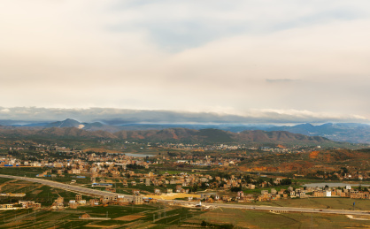 在中国云南昭通凤凰山上俯瞰城郊