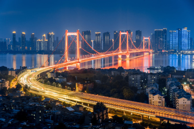 武汉鹦鹉洲长江大桥夜晚车流光影