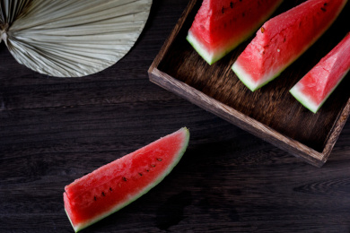 放在木桌和木盘里的切开的中国宁夏西瓜